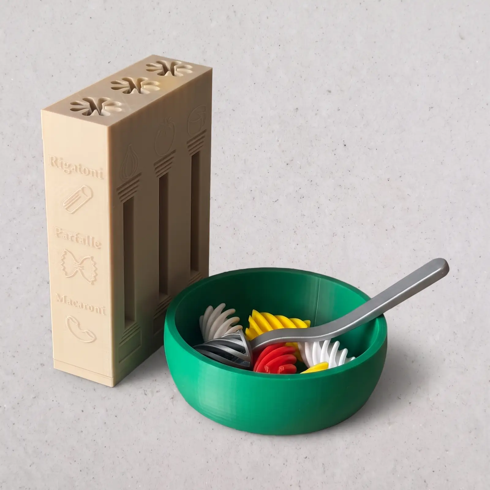 Caja de pasta con fideos adentro de las columnas y el bowl verde con el tenedor