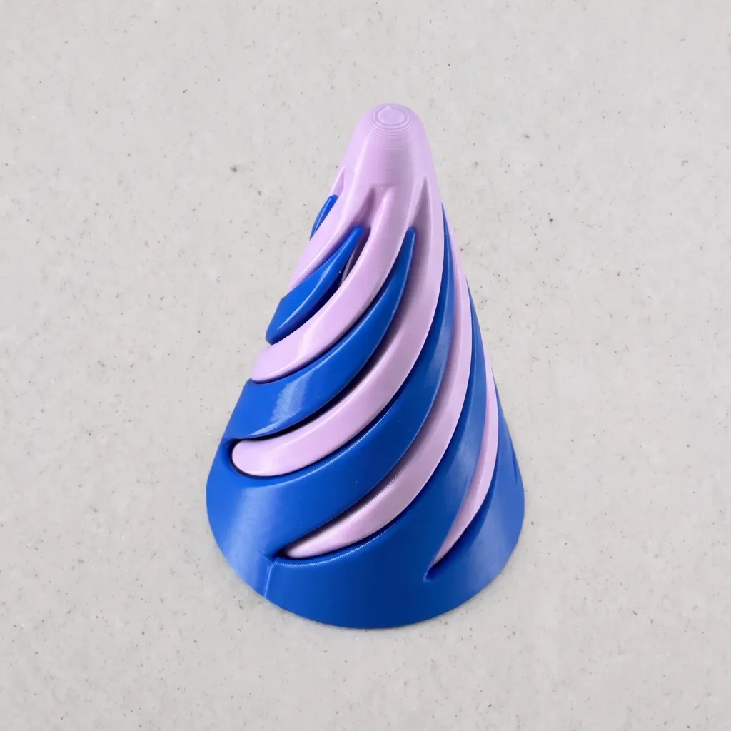 Cono espiral impreso en 3D, azul con el cono interior violeta encastrado