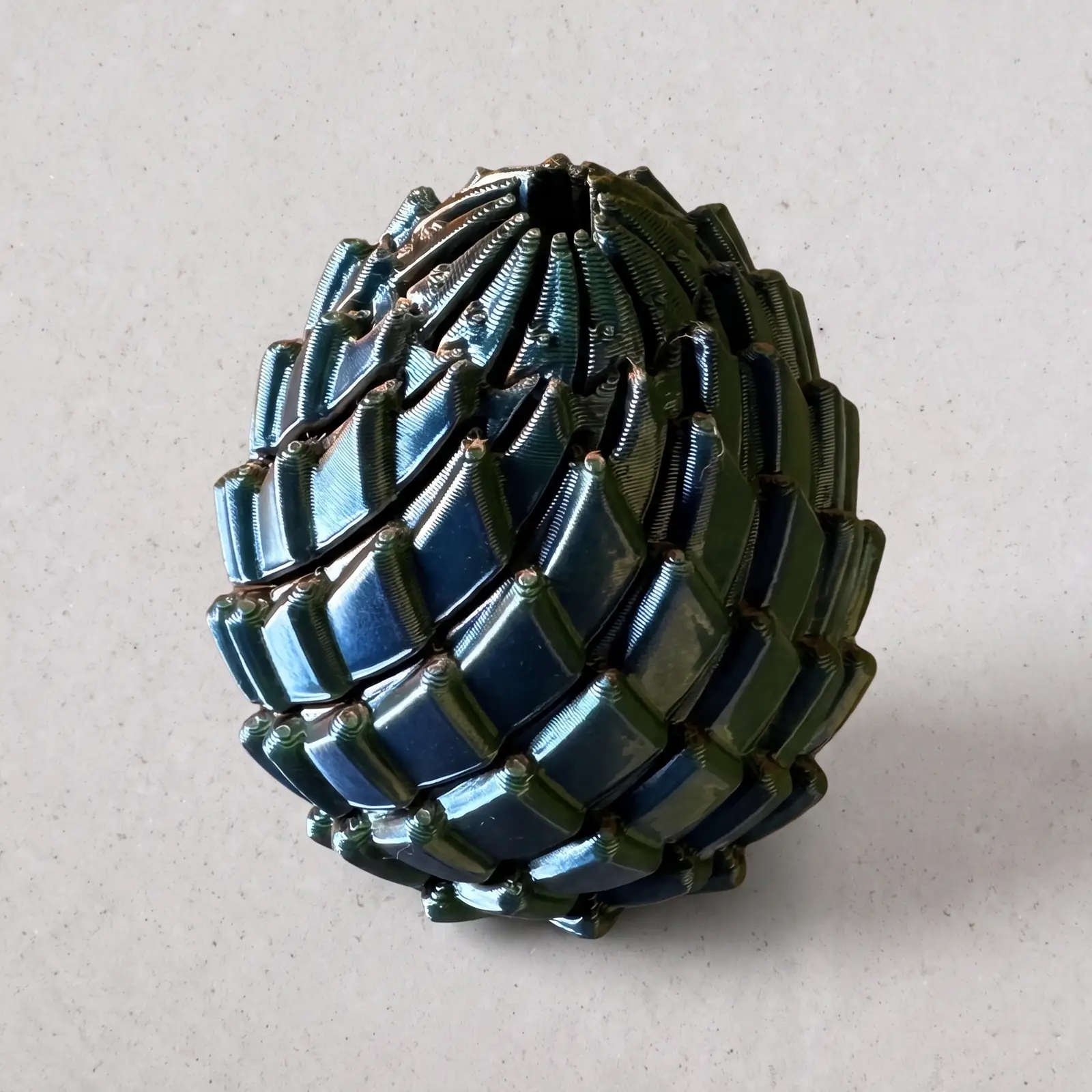 Huevo de dragón impreso en 3D en filamento Silk azul y verde, cerrado, con escamas articuladas