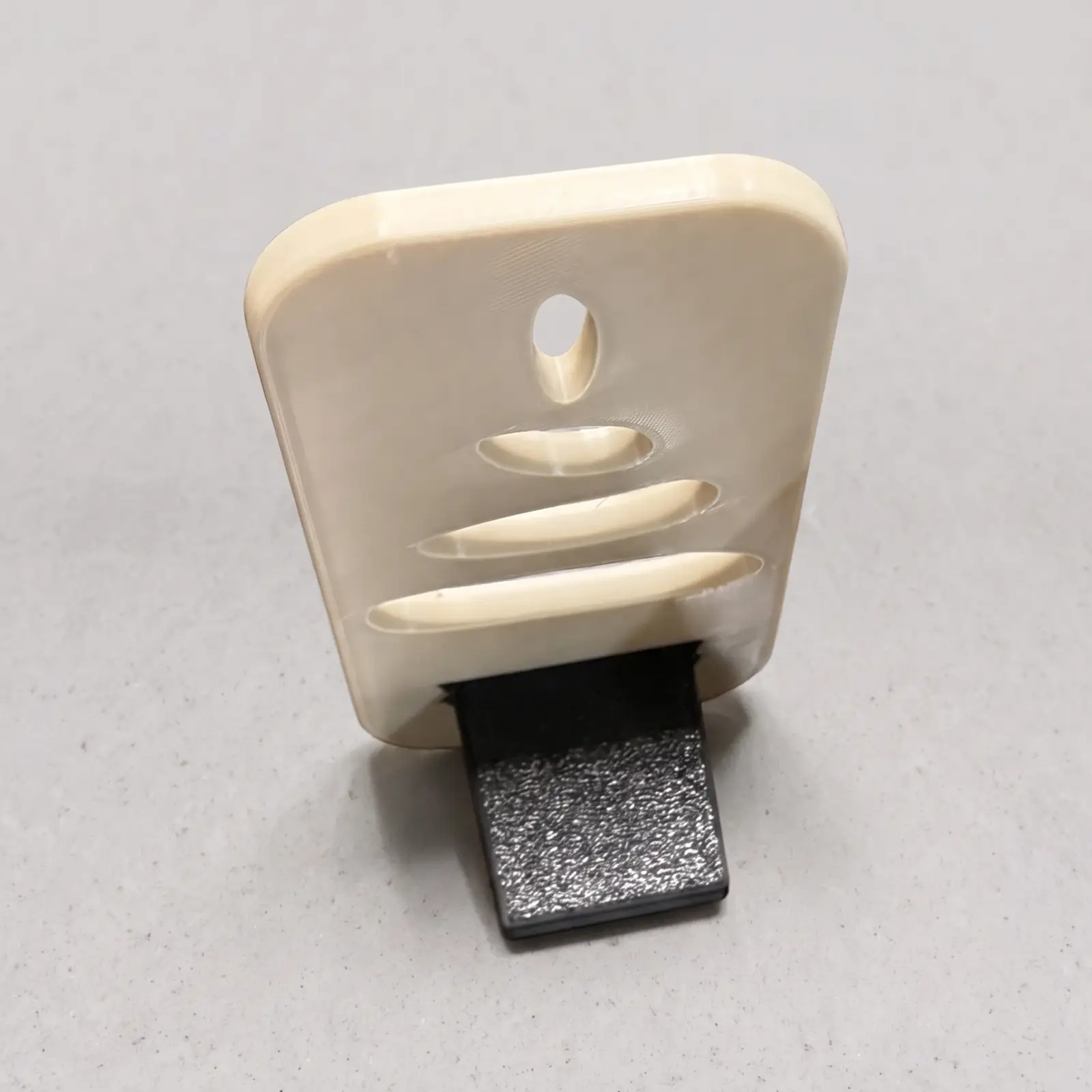 Porta celular impreso en 3D, diseño Piedras: espalda beige con piedras apiladas caladas y soporte negro
