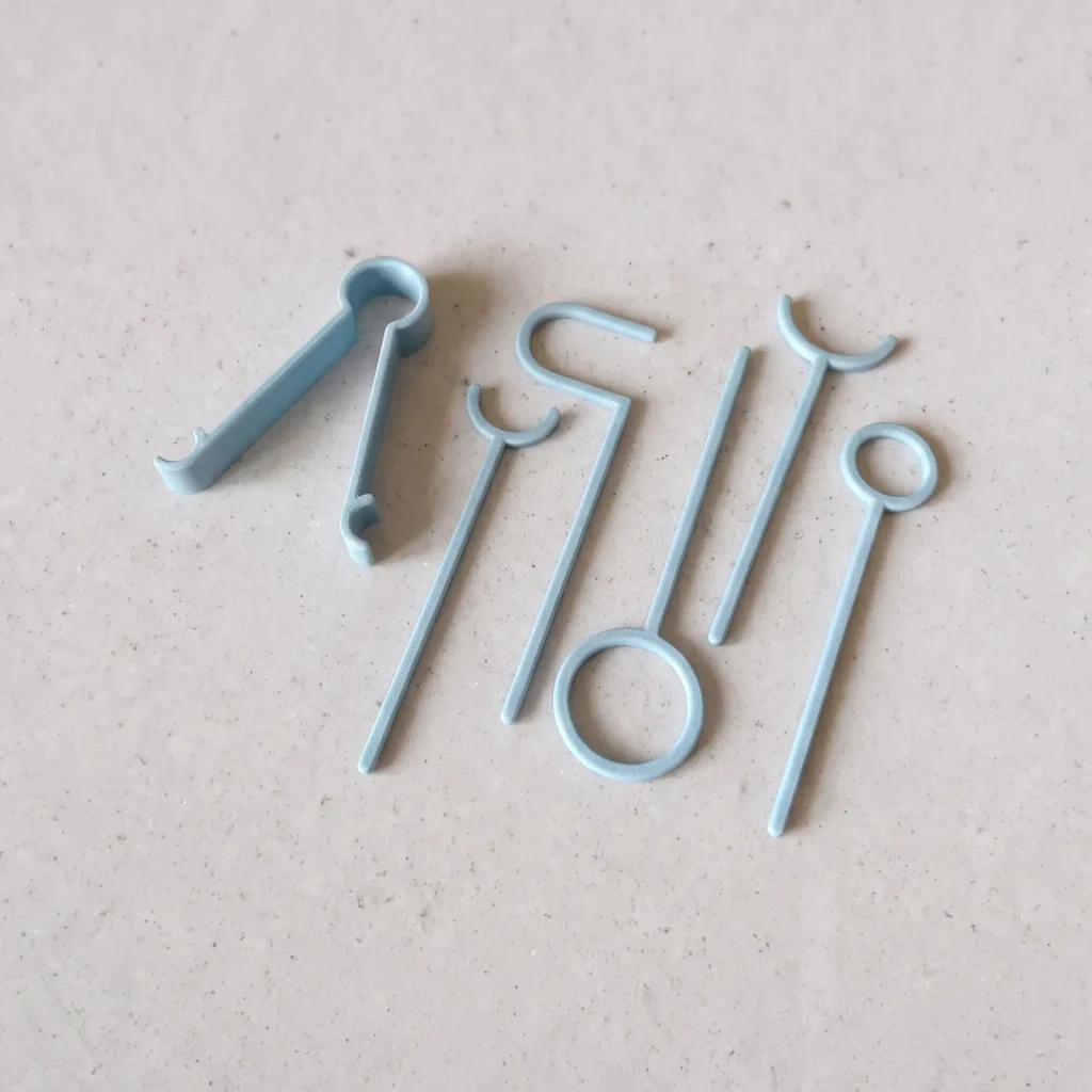 Set de cinco guías linguales y un ejercitador labial impresos en 3D en celeste