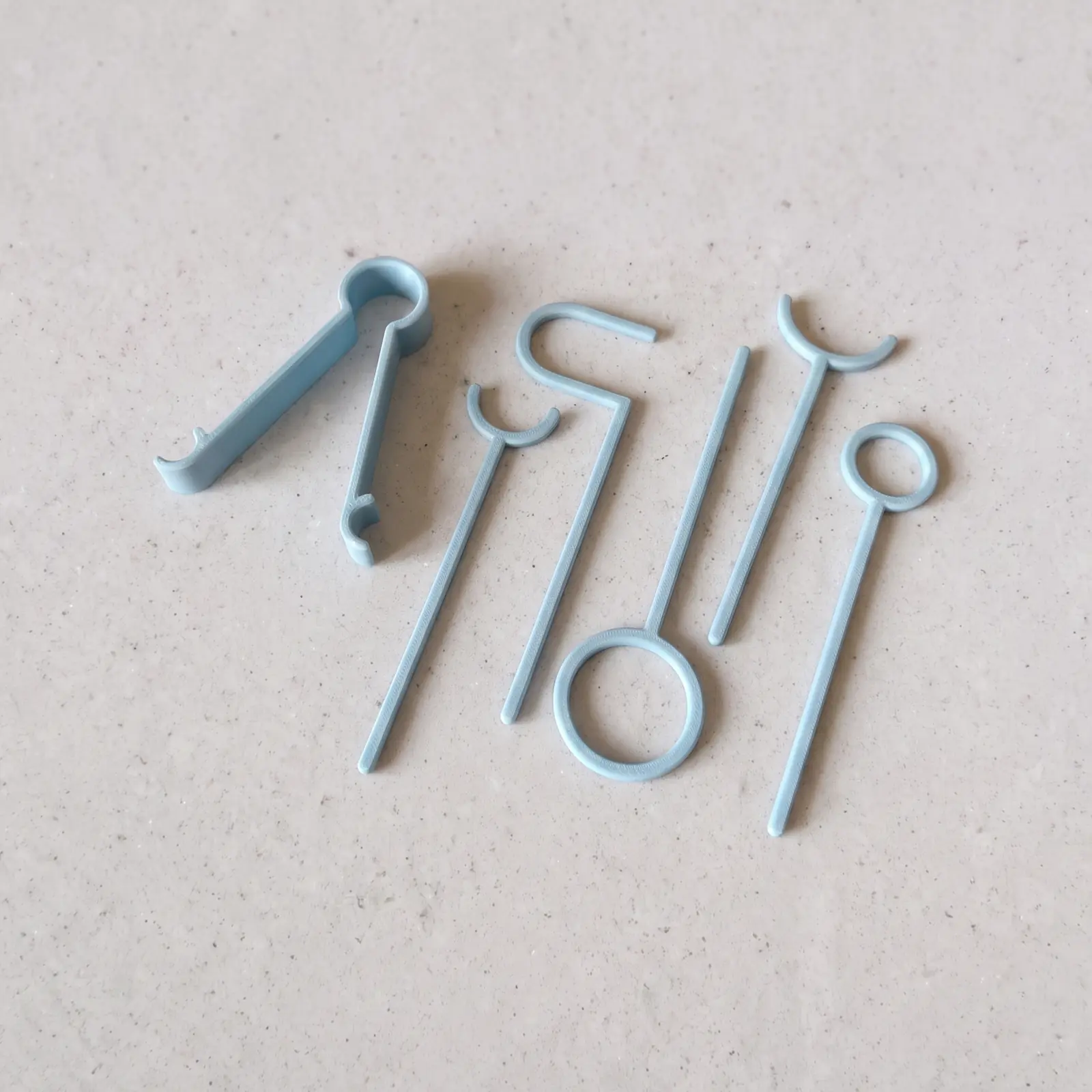 Set de cinco guías linguales y un ejercitador labial impresos en 3D en celeste